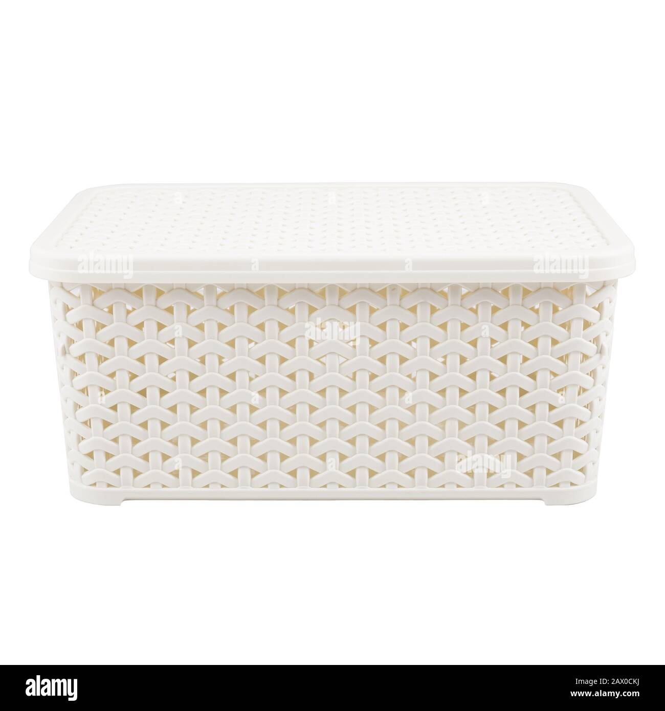 Ivory Artificial Rattan Korbkorb mit Deckel Vorderansicht isoliert auf weißem Hintergrund Stockfoto