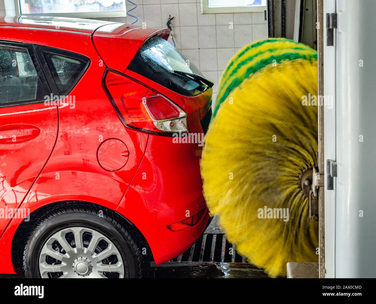 Automatische rote Maschinenwäsche Stockfoto