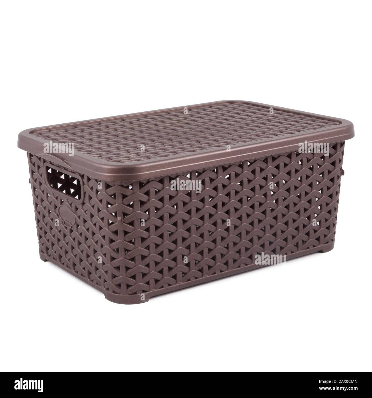 Brauner künstlicher Rattan-Korbkorb mit seitlicher Deckelansicht isoliert auf weißem Hintergrund Stockfoto