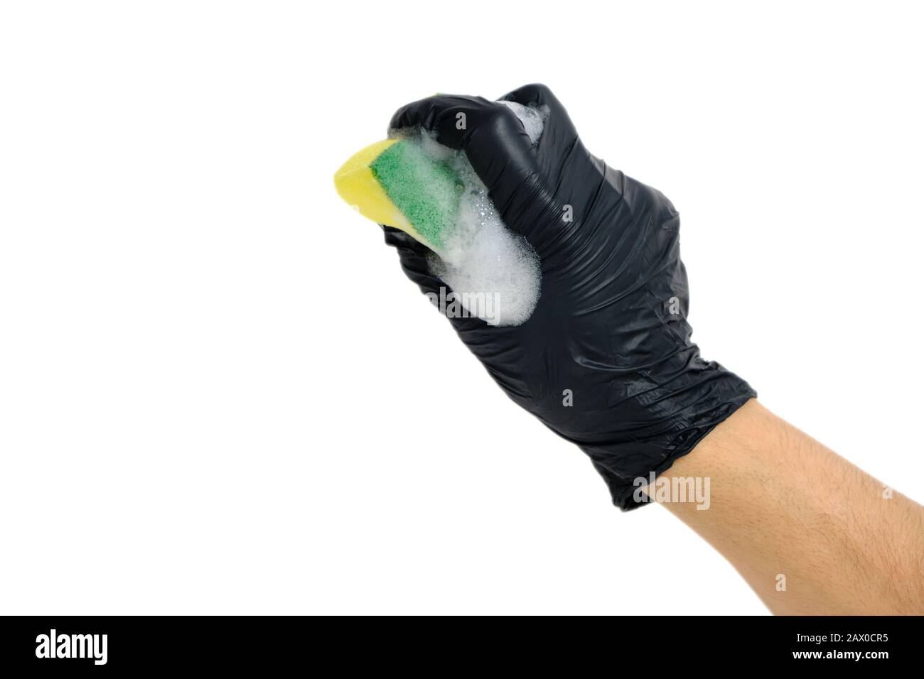 Man Hand in einem schwarzen Handschuh kuppelt einen Schaumstoffschwamm zum Waschen von Geschirr mit Schaum Stockfoto