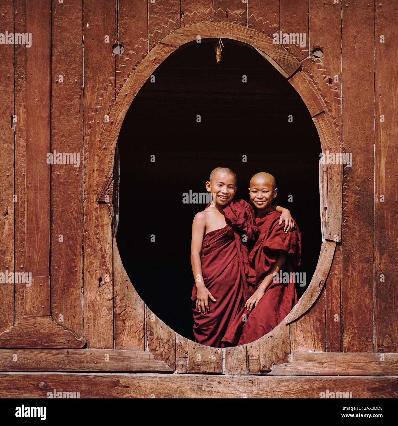 Fröhliche buddhistische Neulinge lächeln im Shwe Yan Pyay Kloster im Dorf Nyaung Shwe, in der Nähe des Inle Lake, Shan State, Myanmar (Birma). Stockfoto