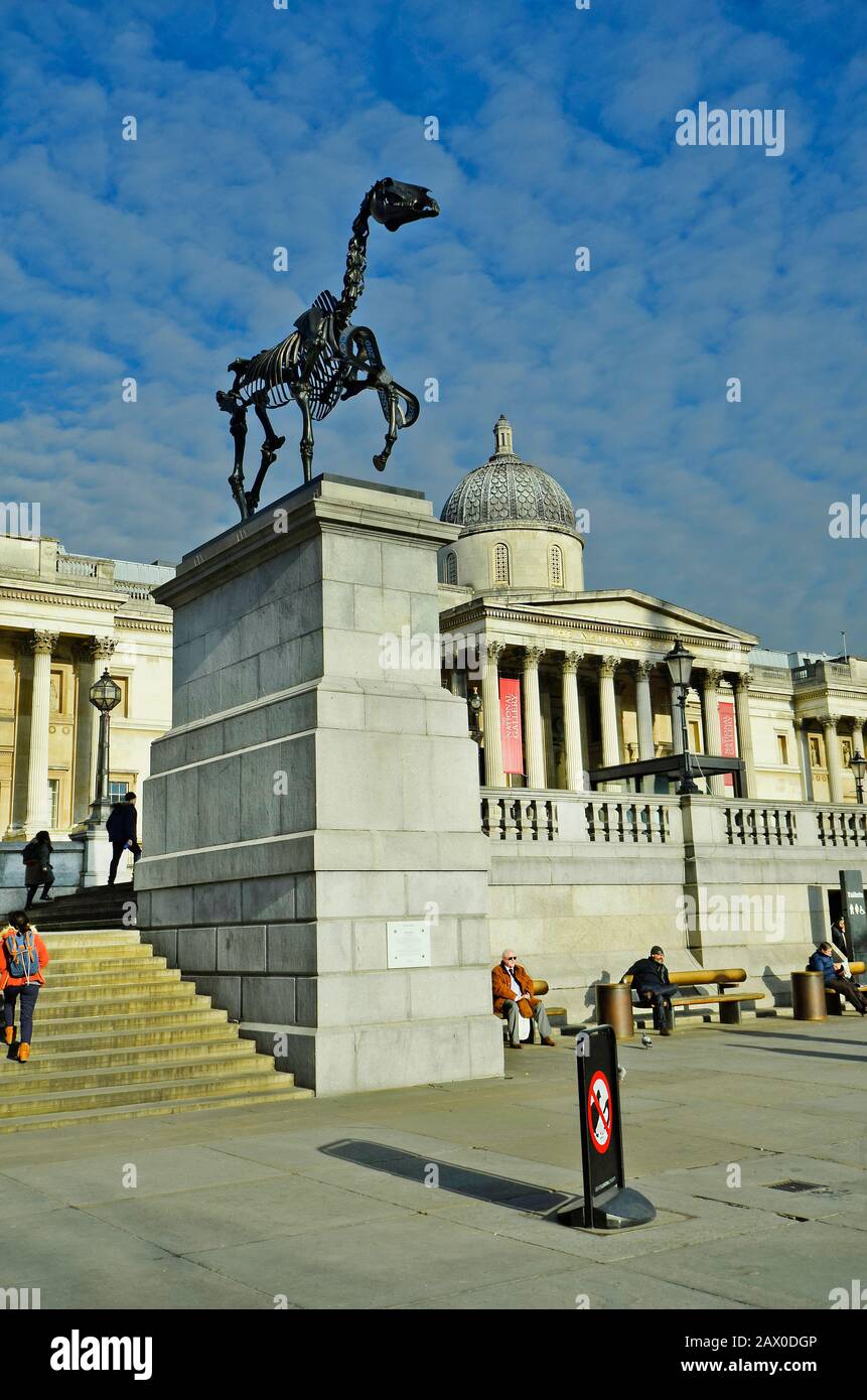 London, Großbritannien - 19. Januar 2016: Unidentifizierte Menschen und Skulpturen auf dem vierten Sockel, randloses Pferdeskelett des Künstlers Hans Haacke auf Tr Stockfoto