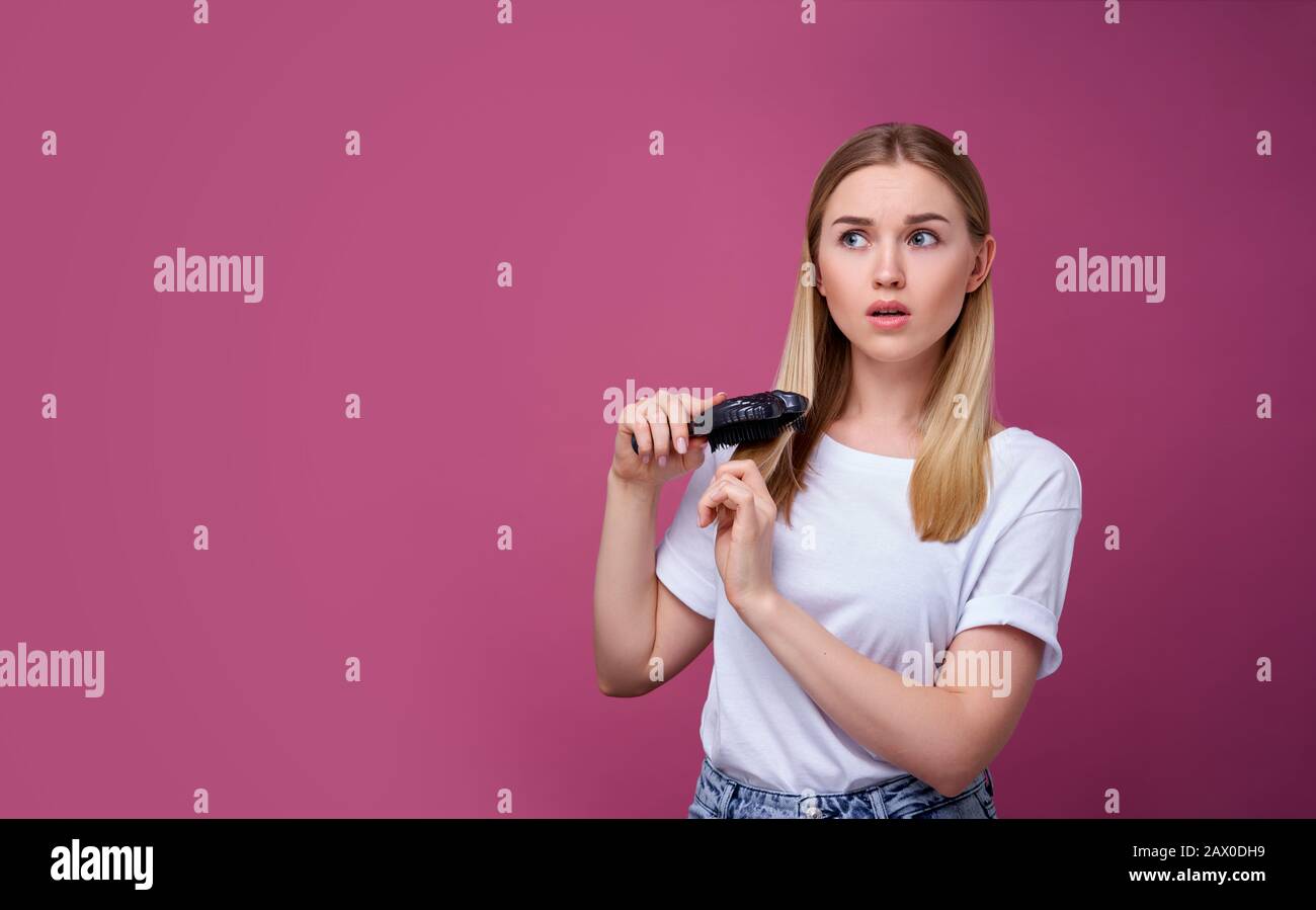 Mädchen mit Kamm und Problemhaar, blondes Haar, junge Frau Stockfoto