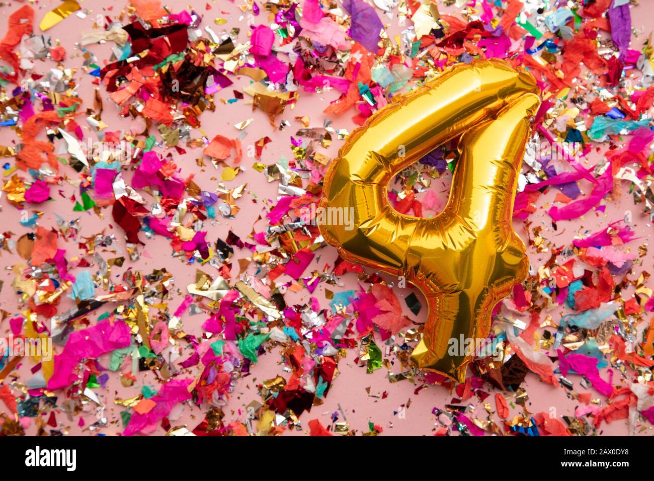 Nummer 4 Goldgeburtstag Festballon auf einem Konfetti-Glitzer-Hintergrund Stockfoto