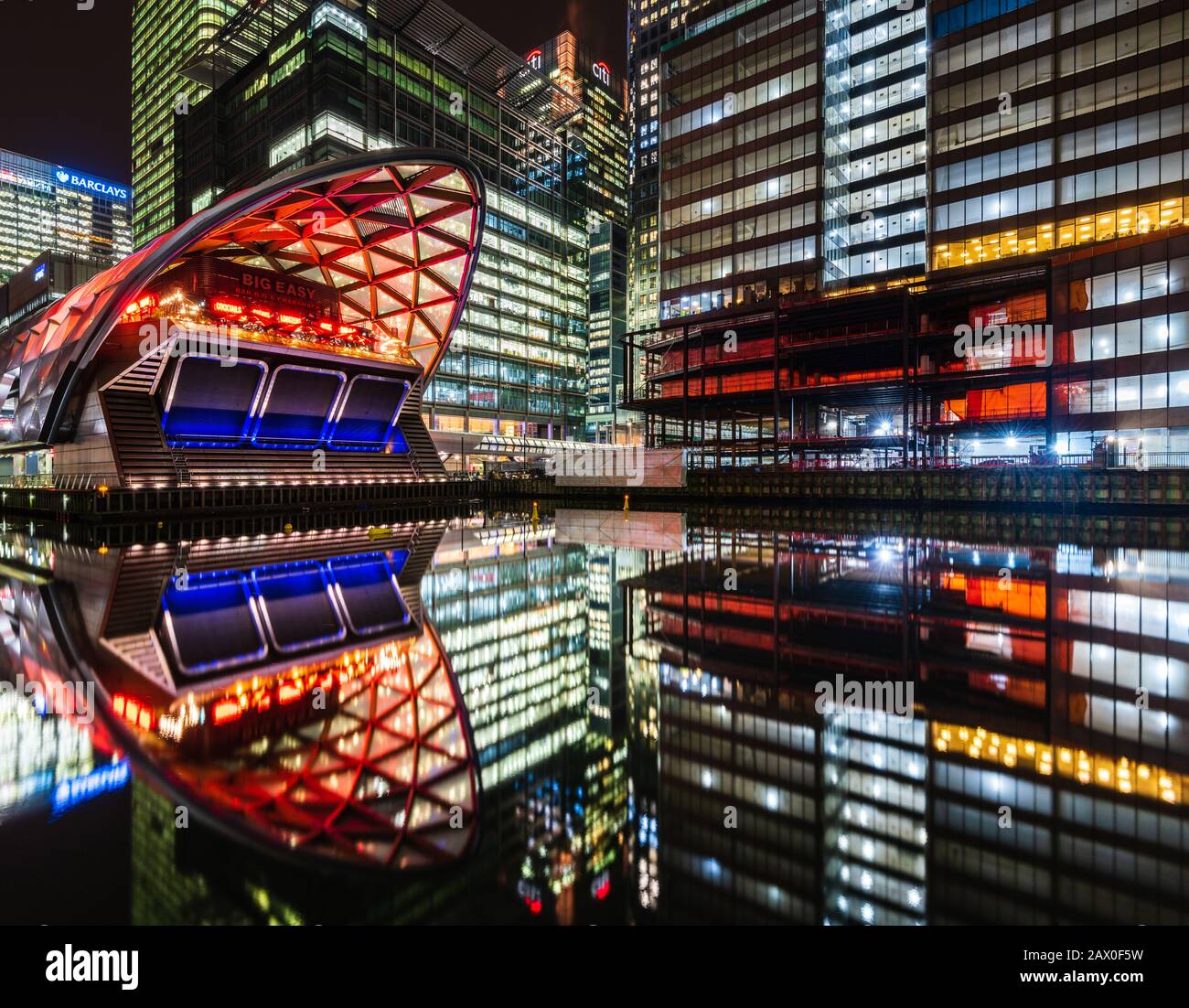 Das große Easy Restaurant in Poplar, Canary Wharf, umgeben von Geschäftsbanken Stockfoto