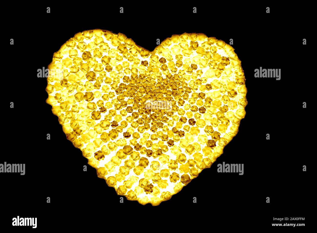 Goldene Rose der Herzform aus Papier auf schwarzem Hintergrund Stockfoto