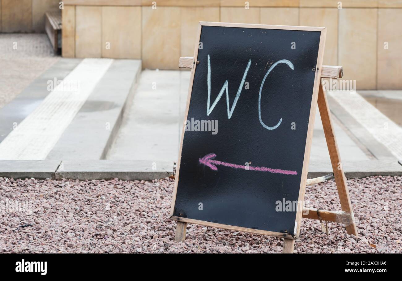 Toilettenschild an Bord im Freien Stockfoto