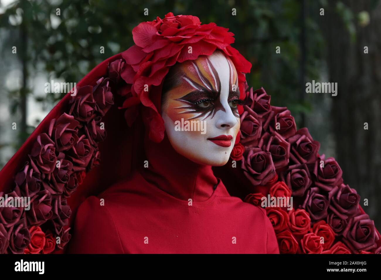 Timisoara, Rumänien - 09.06.2019 lebende Statue einer Göttin der Rosen. Frau gekleidet im roten Kleid und mit Rosen Gap darstellen als realistische menschliche stat Stockfoto