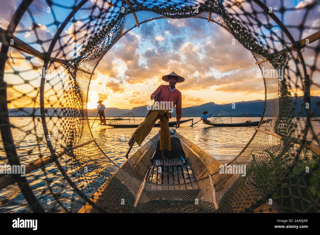 Inla Lake Intha-Fischer bei Sonnenuntergang im Shan-Staat, Myanmar (Birma). Stockfoto