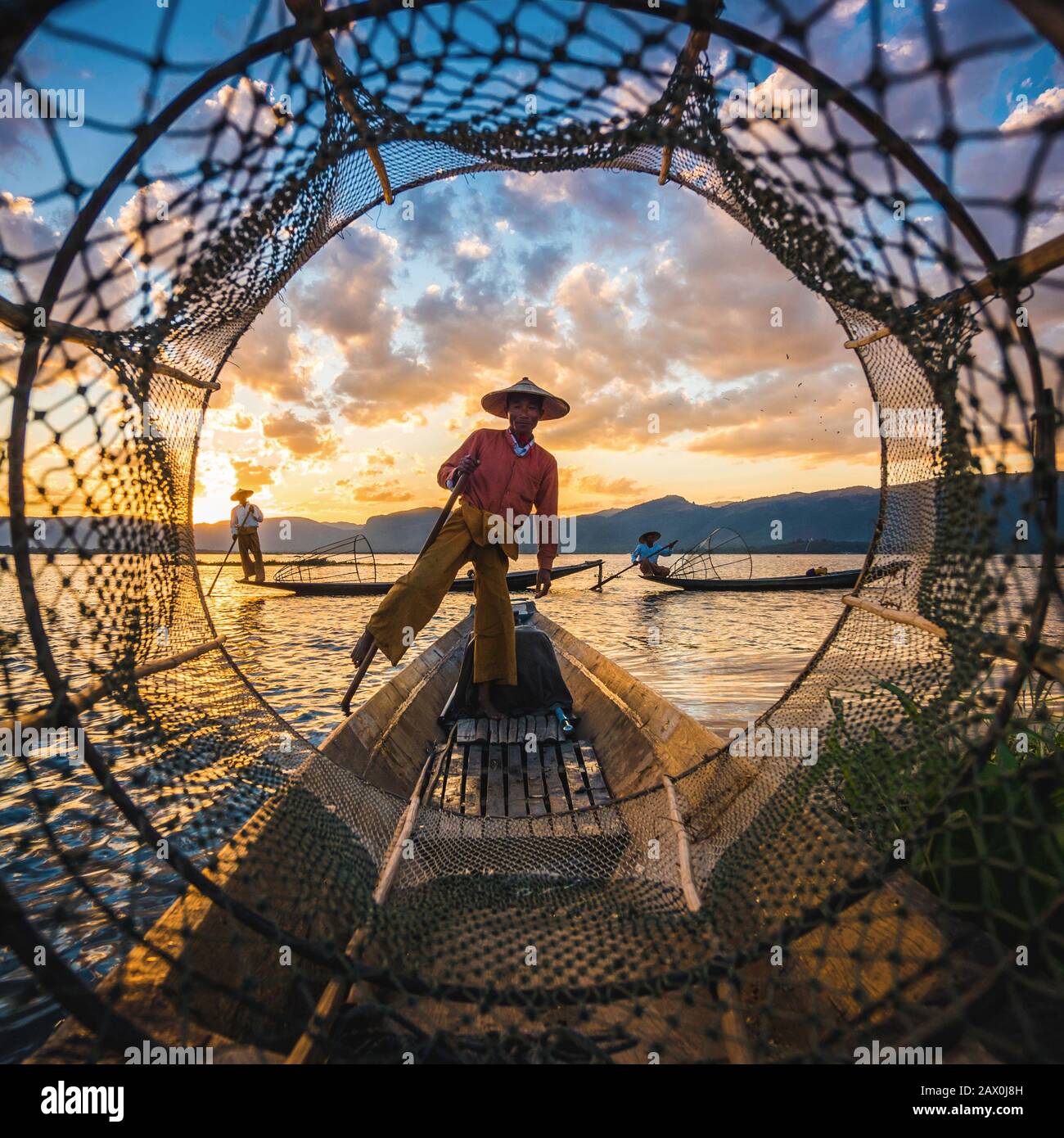 Inla Lake Intha-Fischer bei Sonnenuntergang im Shan-Staat, Myanmar (Birma). Stockfoto
