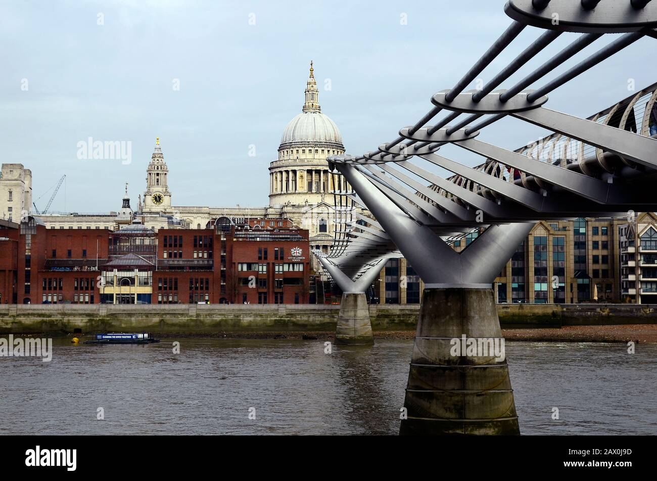 Großbritannien, London, Millennium Bridge und St. Pauls Kathedrale Stockfoto