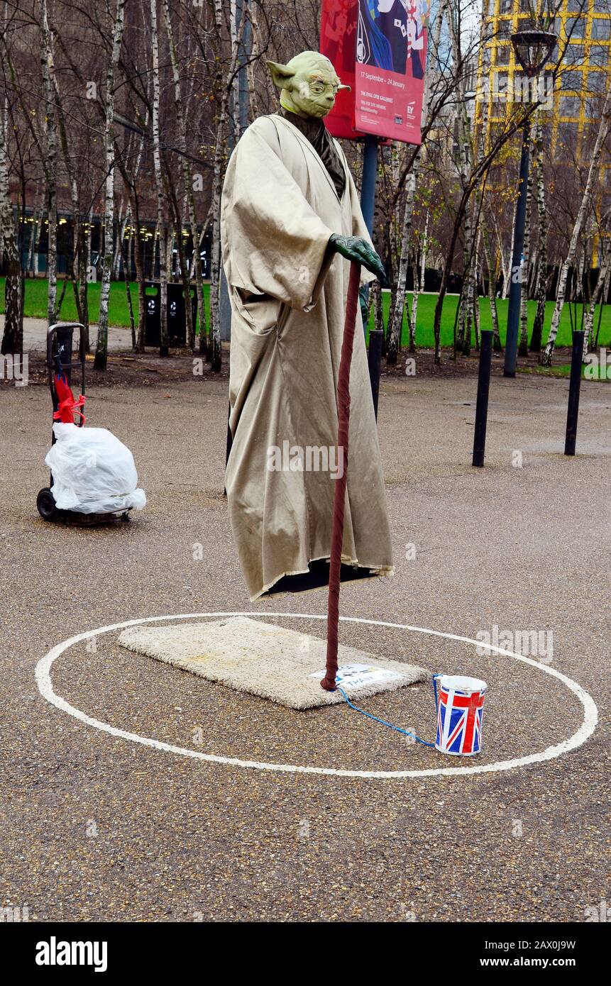 London, Großbritannien - 17. Januar 2016: Unidentifizierter diskuisierter Straßendarsteller mit Levitating over Ground Stockfoto