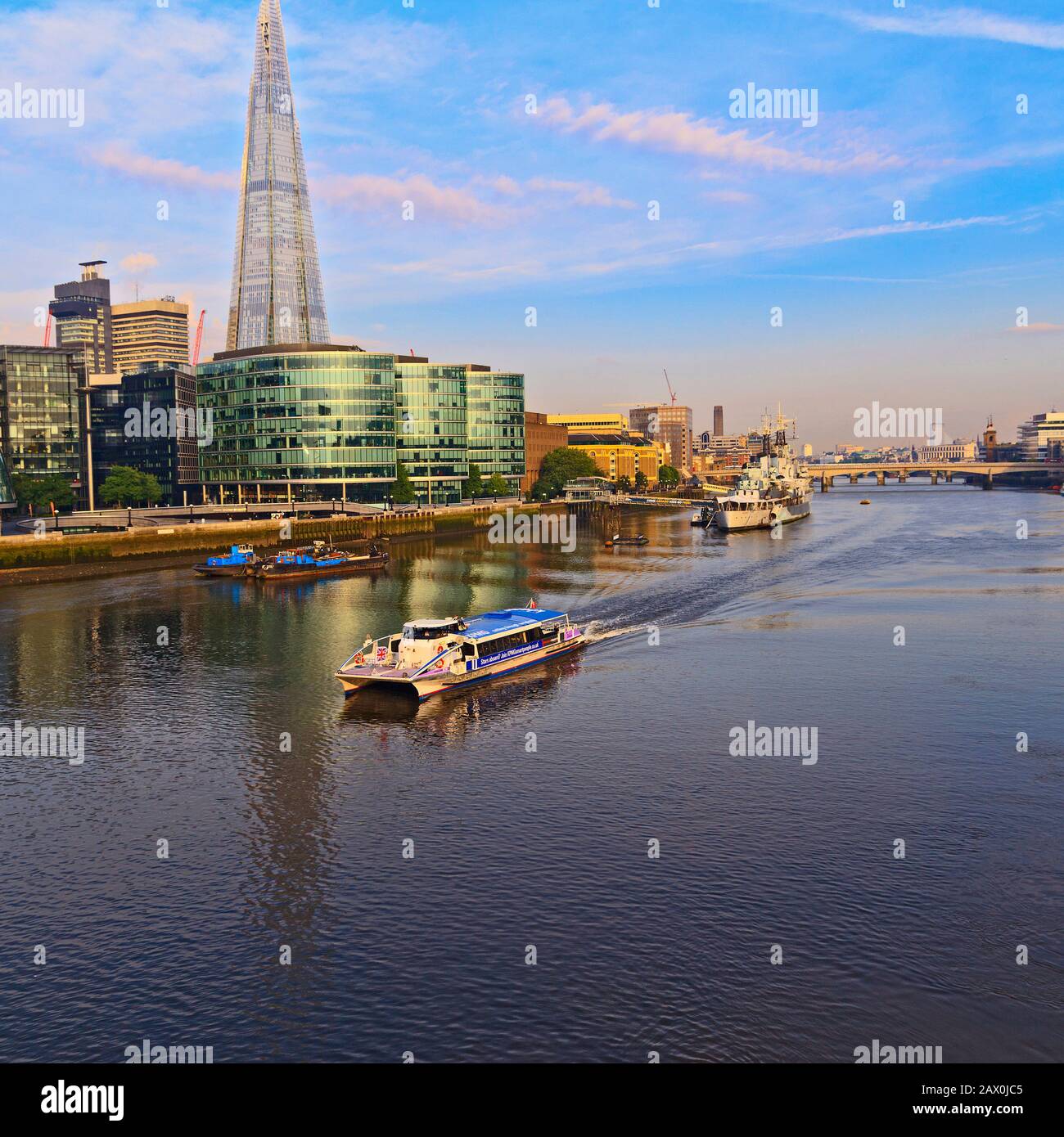 River Taxi am frühen Morgen auf Der Themse von Tower Bridge, London Stockfoto