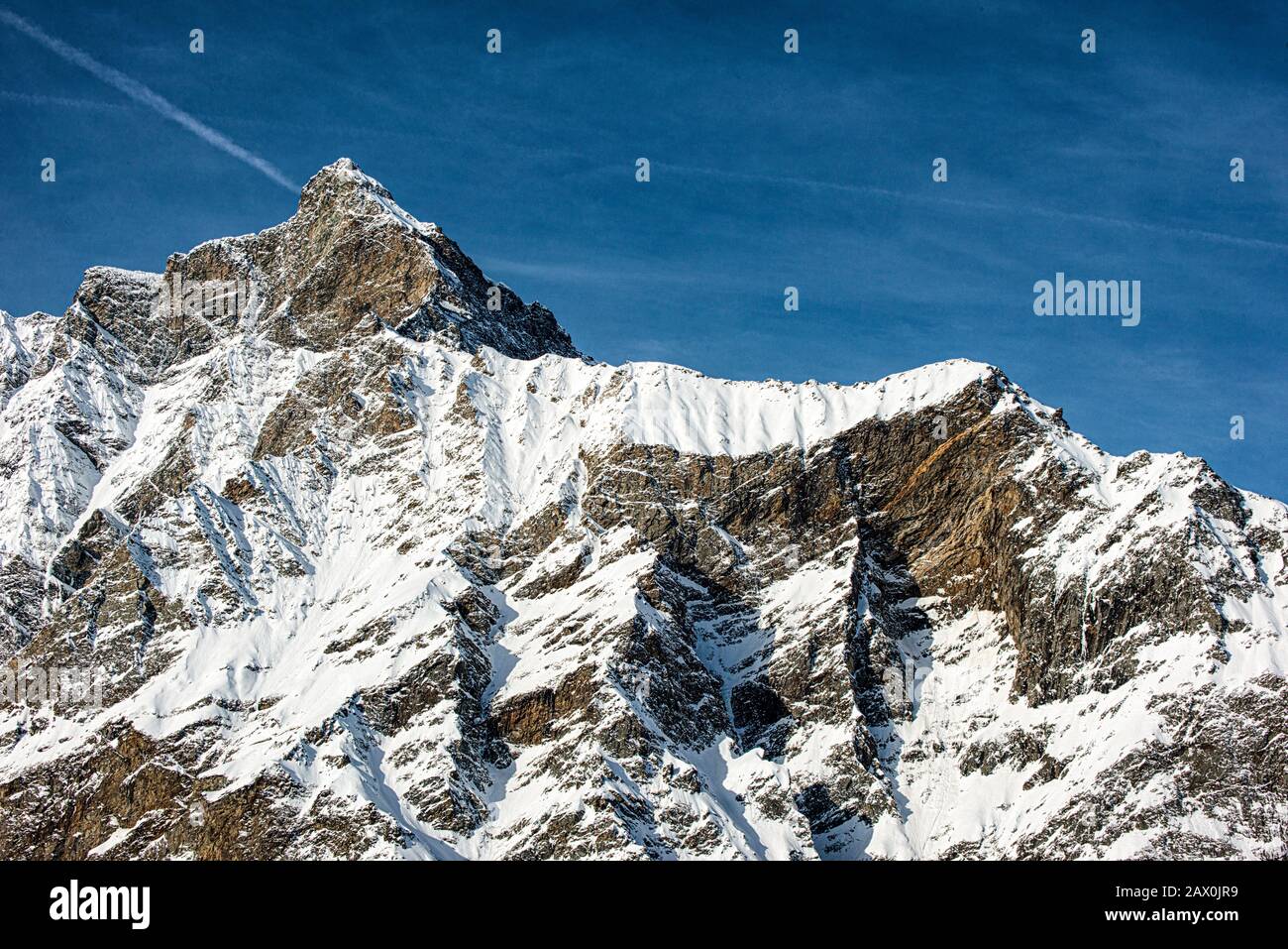 Iraly Valle d'Aosta Val Di Rhemes - Grande Rousse ist mit 3607 m der höchste Berg der Kette, der das Tal der Rhêmes von der Valgrisenche trennt. In diesem Bild ist es von der gegenüberliegenden Seite fotografiert worden, auf dem Plateau, das sich trifft, wenn man in Richtung der Weiden des Entrelor steigt. Stockfoto