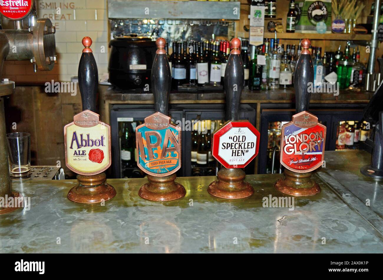 London, Großbritannien - 16. Januar 2016: Ausgabegeräte für verschiedene Biere in einem traditionellen Pub Stockfoto
