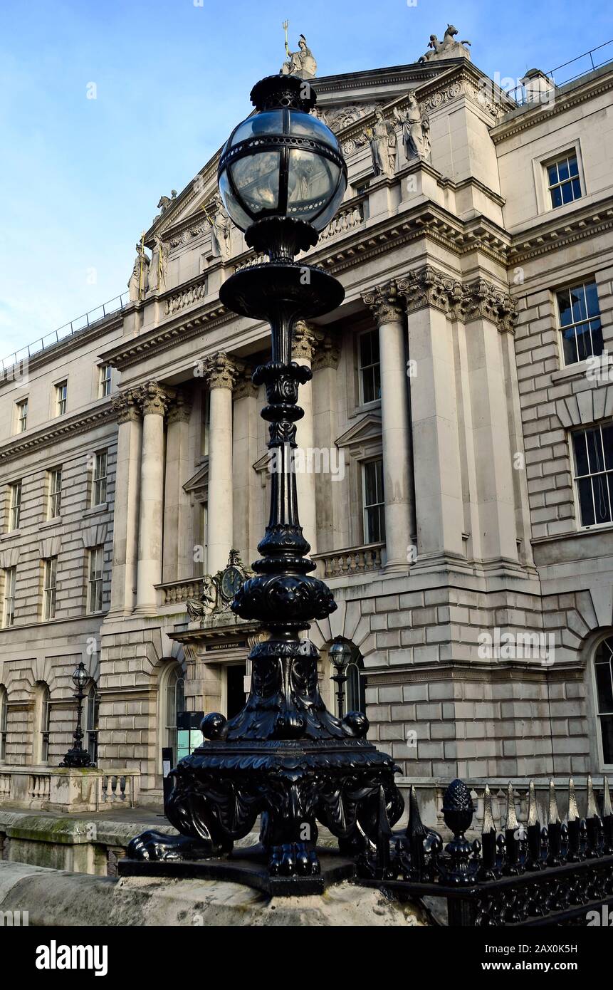 Großbritannien, London, Laterne vor Somerset House Stockfoto