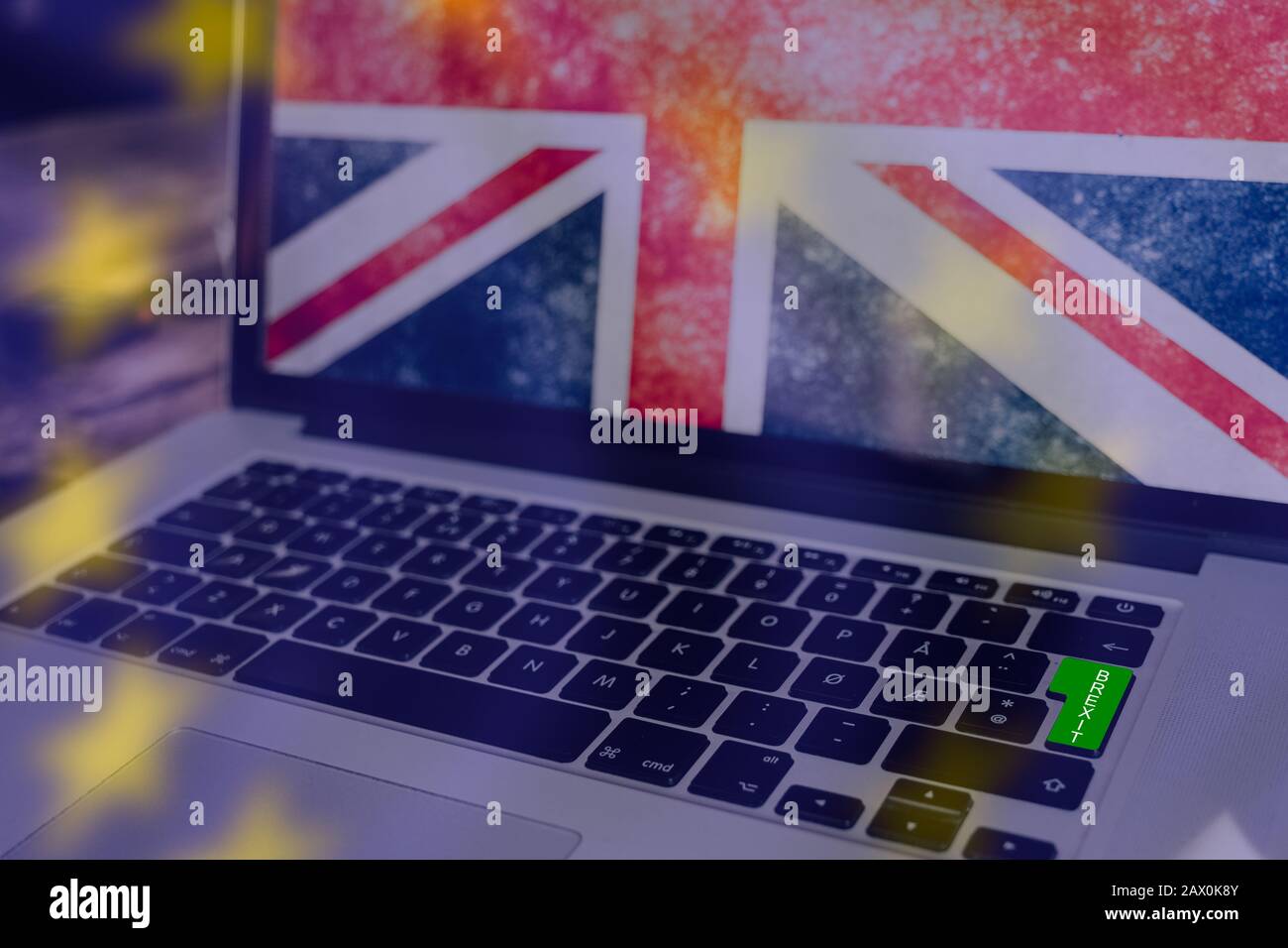 Grüne Taste am Computer für brexit, union Jack auf dem Bildschirm und die Sterne von der EU-Flagge als transparente Überlagerung Stockfoto