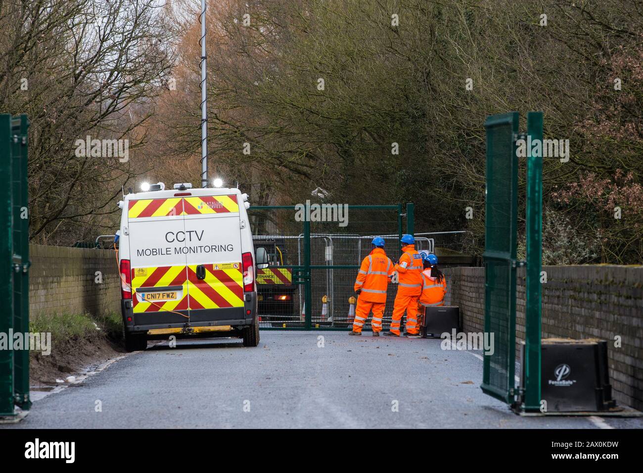 Harefield, Großbritannien. Februar 2020. HS2-Ingenieure und ein CCTV-Überwachungsfahrzeug überwachen einen Straßenverschluss, der auf der belebten Harvil Road im Colne Valley implementiert ist, um Baumfällungen für das Hochgeschwindigkeitsbahnprojekt durchzuführen. Umweltaktivisten verhinderten den Baumschlag durch HS2. Credit: Mark Kerrison/Alamy Live News Stockfoto