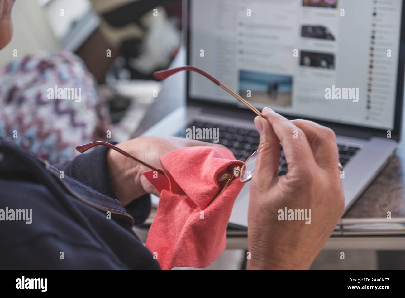 Handreinigungsbrille vor einem Computer Stockfoto