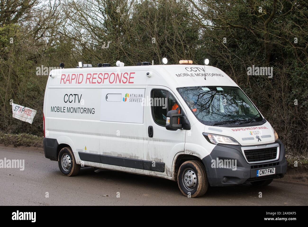 Harefield, Großbritannien. Februar 2020. Ein schnell ansprechendes CCTV-Überwachungsfahrzeug wird von HS2 auf der Harvil Road im Colne Valley verwendet, um Umweltaktivisten vom Save the Colne Valley, Stop HS2 und Extinction Rebellion zu überwachen, die Baumfällerarbeiten für das Hochgeschwindigkeitsbahnprojekt verhindern möchten. Credit: Mark Kerrison/Alamy Live News Stockfoto