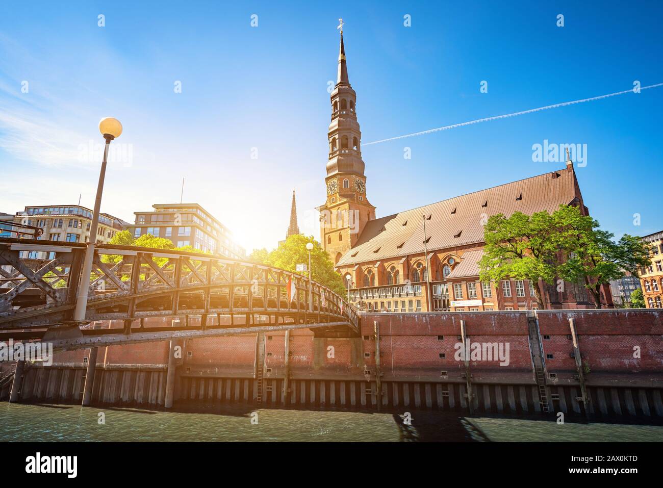 Schöner Blick auf die berühmte Katharinenkirche mit alter Brücke aus der historischen Speicherstadt im hanseaten Hamburg Stockfoto