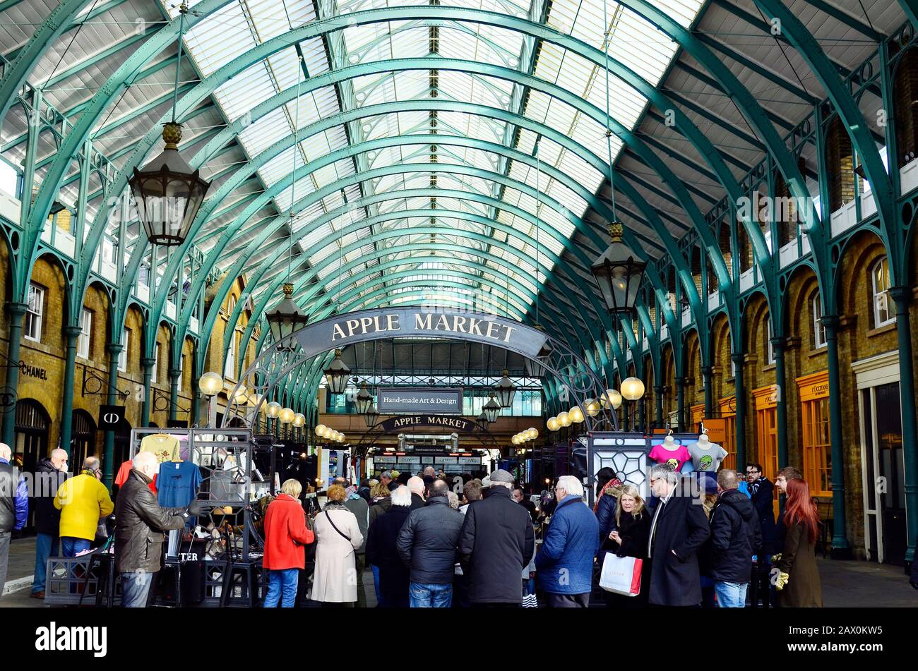 London, Großbritannien - 16. Januar 2016: Nicht identifizierte Menschen auf dem Covent Garden Market Stockfoto