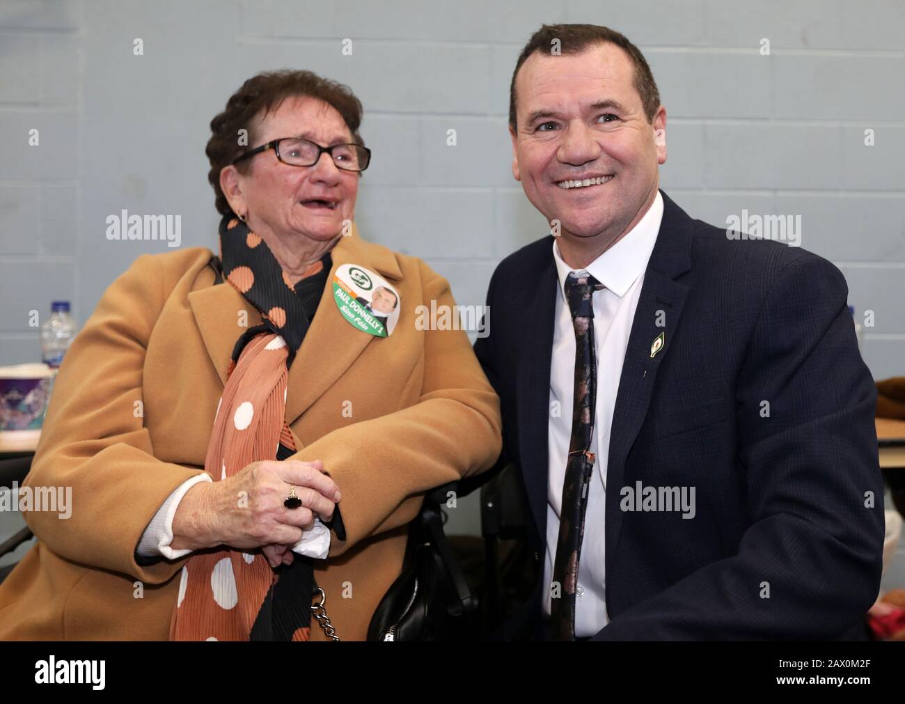 Dublin, Land. Februar 2020. Dublin, Irland. Februar 2020. Bundestagswahl 2020. Stimmenauszählung. Mann des Augenblicks, den Paul Donnelly von Sinn Fein mit seiner Mutter Bridie (Linke) feiert, nachdem er in der Zählzentrale im Phibblestown Community Center in Dublin West zum ersten Mal gewählt wurde. Er rückte vor dem Taoiseach Leo Varadkar nach, der erst am 5. Foto: Eamonn Farrell/RollingNews.ie/Alamy Live News Credit: RollingNews.ie/Alamy Live News Stockfoto