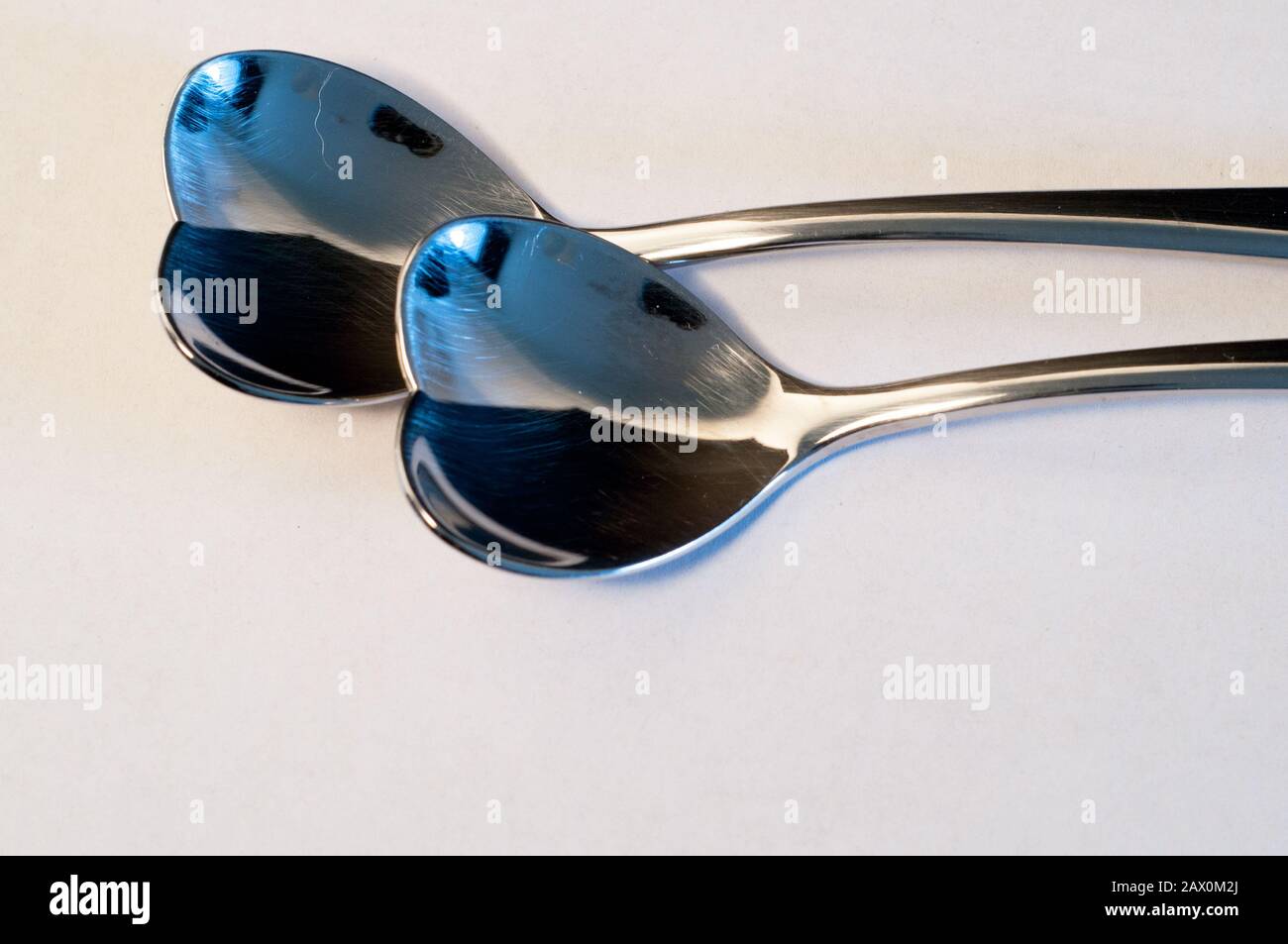 Wintzge alte herzförmige Löffel zum valentinstag Stockfoto