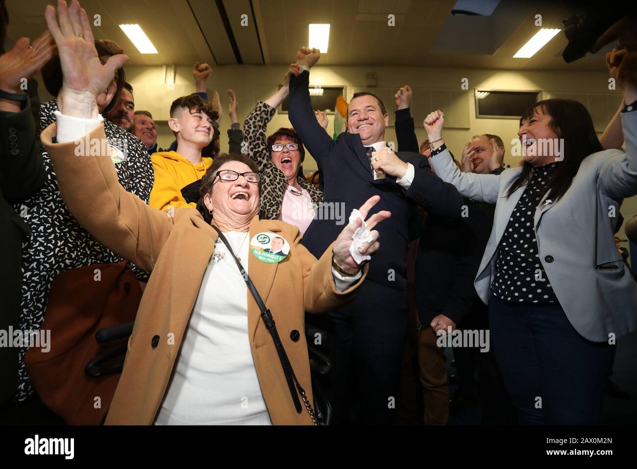 Dublin, Irland. Februar 2020. Bundestagswahl 2020. Stimmenauszählung. Mann des Augenblicks, den Paul Donnelly von Sinn Fein mit seiner Mutter Bridie (links) feiert, und Familie und Anhänger, nachdem er auf den ersten Zählerstand im Zählzentrum im Phibblestown Community Center in Dublin West gewählt wurde. Er rückte vor dem Taoiseach Leo Varadkar nach, der erst am 5. Foto: Eamonn Farrell/RollingNews.ie/Alamy Live News Credit: RollingNews.ie/Alamy Live News Stockfoto