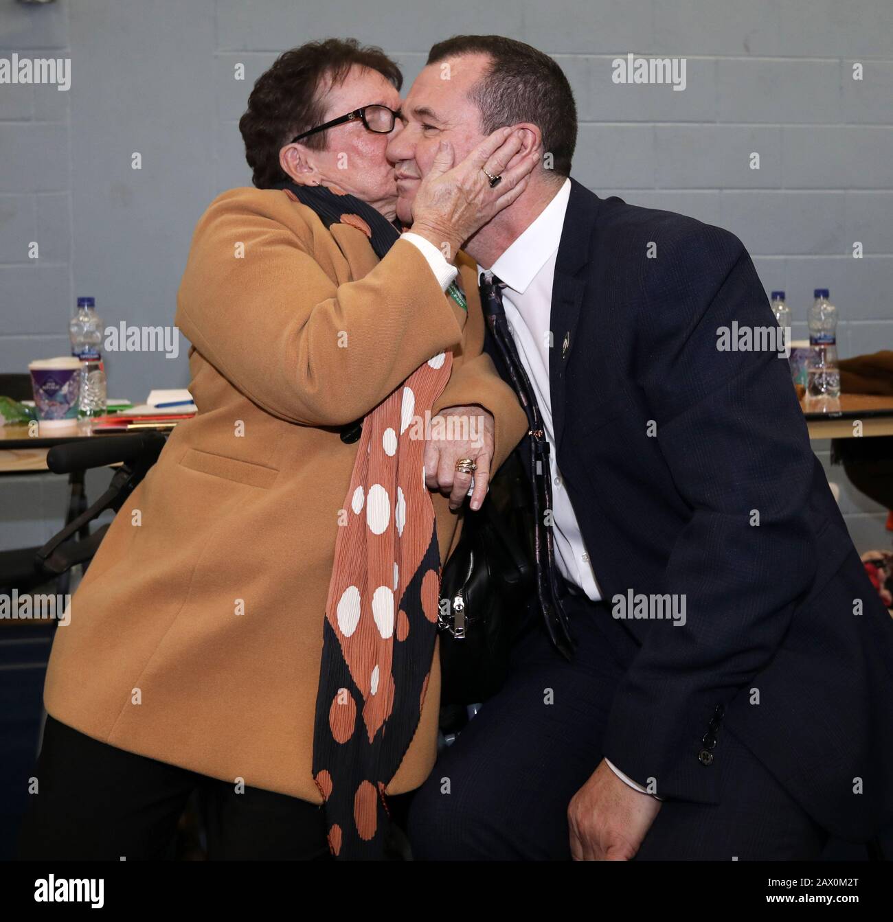 Dublin, Irland. Februar 2020. Dublin, Irland. Februar 2020. Bundestagswahl 2020. Stimmenauszählung. Mann des Augenblicks, den Paul Donnelly von Sinn Fein mit seiner Mutter Bridie (Linke) feiert, nachdem er in der Zählzentrale im Phibblestown Community Center in Dublin West zum ersten Mal gewählt wurde. Er rückte vor dem Taoiseach Leo Varadkar nach, der erst am 5. Foto: Eamonn Farrell/RollingNews.ie/Alamy Live News Credit: RollingNews.ie/Alamy Live News Stockfoto