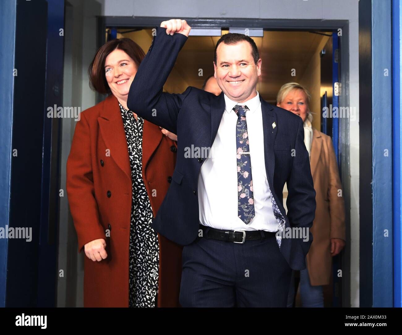 Dublin, Irland. Februar 2020. Bundestagswahl 2020. Stimmenauszählung. Mann des Augenblicks, als Paul Donnelly von Sinn Fein in das Zählzentrum im Phibblestown Community Center in Dublin West kommt. Er rückte vor dem Taoiseach Leo Varadkar nach, der erst am 5. Foto: Eamonn Farrell/RollingNews.ie/Alamy Live News. Foto: Eamonn Farrell/RollingNews.ie Credit: RollingNews.ie/Alamy Live News Stockfoto