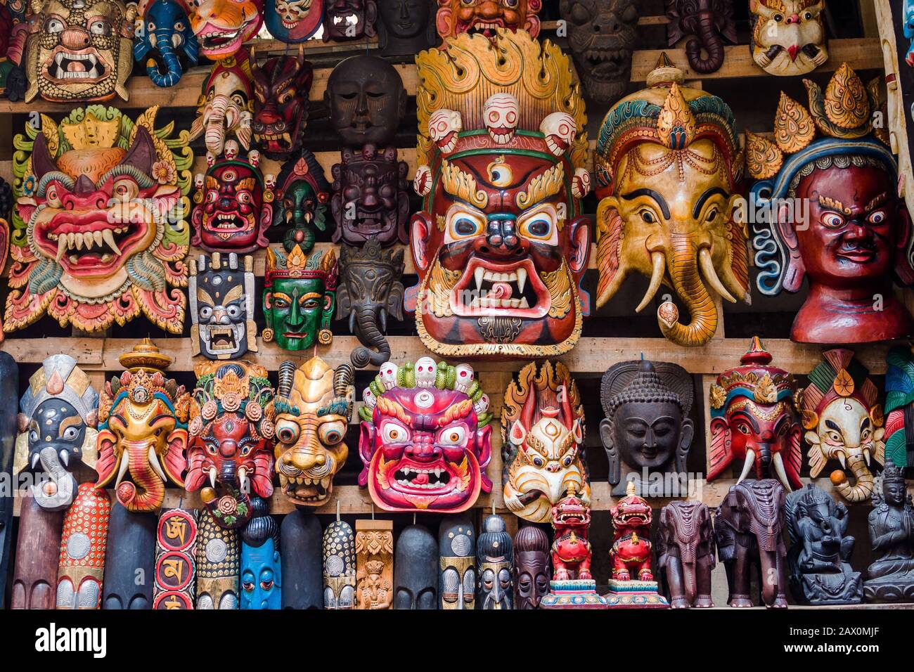 Bunte Holzmasken und Kunsthandwerk im Geschäft im Thamel District in Kathmandu, Nepal. Stockfoto