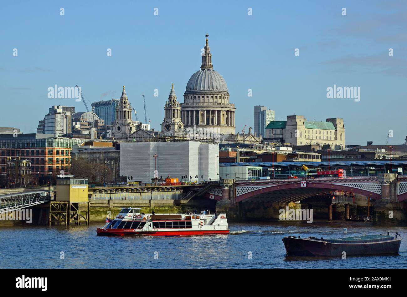 London, Großbritannien - 16. Januar 2016: Blackfriars Bridge, Ausflugsboot auf der Themse und St. Pauls Catherdal im Hintergrund Stockfoto
