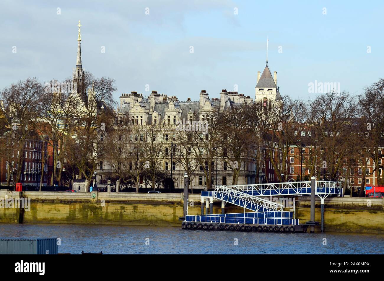 Großbritannien, London, Gebäude und Blackfriars Pier Stockfoto