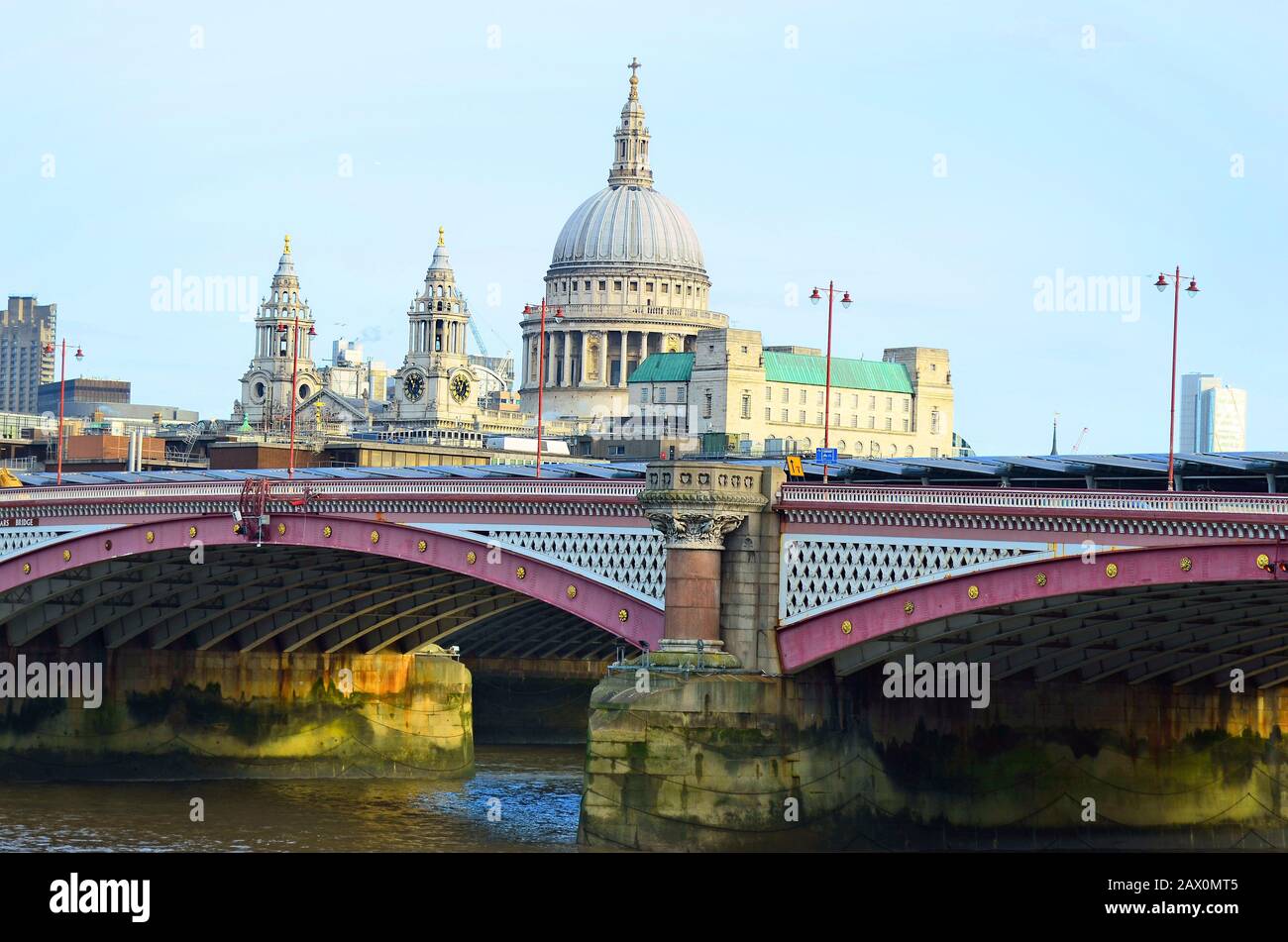 Großbritannien, London, Blackfriars Brücke mit der St. Paul's Kathedrale dahinter Stockfoto