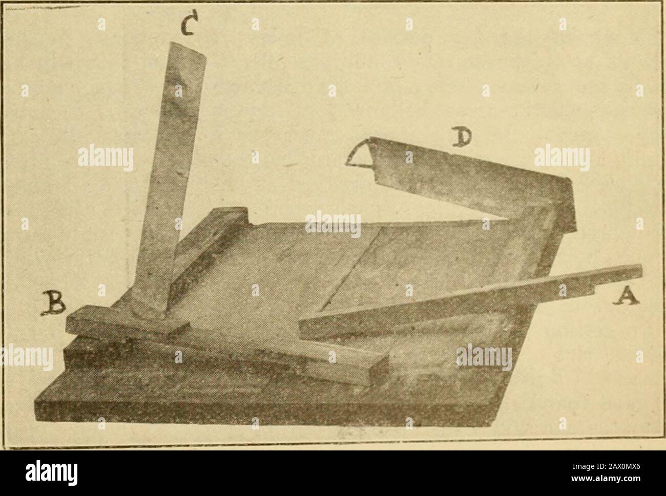 Verbeugungen in der Bienenkultur . Wenn ich es finde, ist damji, am Eingang ist mehr Belüftung erforderlich. Eine große Anzahl von Honigkristallen oder Wachsgiains in den Weepings rutschte, dass die Bienen Wasser brauchen.Larve von Wachsmotten deuten darauf hin, dass die Bienen Havebreen Tlügenzellen für Broken-Hintern-Schüttung ausputzen. Tote Bienen mit verlängerten Zungen führen zum Hunger, während der Tlügenfund einer Totkönigin mir zeigt, dass ich die Thekolonie überholen muss, sobald das Wetter jjermit wird.Um diese Art von Untersuchung durchführen zu können, ist es natürlich notwendig, Dass die Bodenplatte auf ein 3-stiges Maß Avhen säubere, um den Winter im Herbst vorzubereiten. Ich mache t Stockfoto