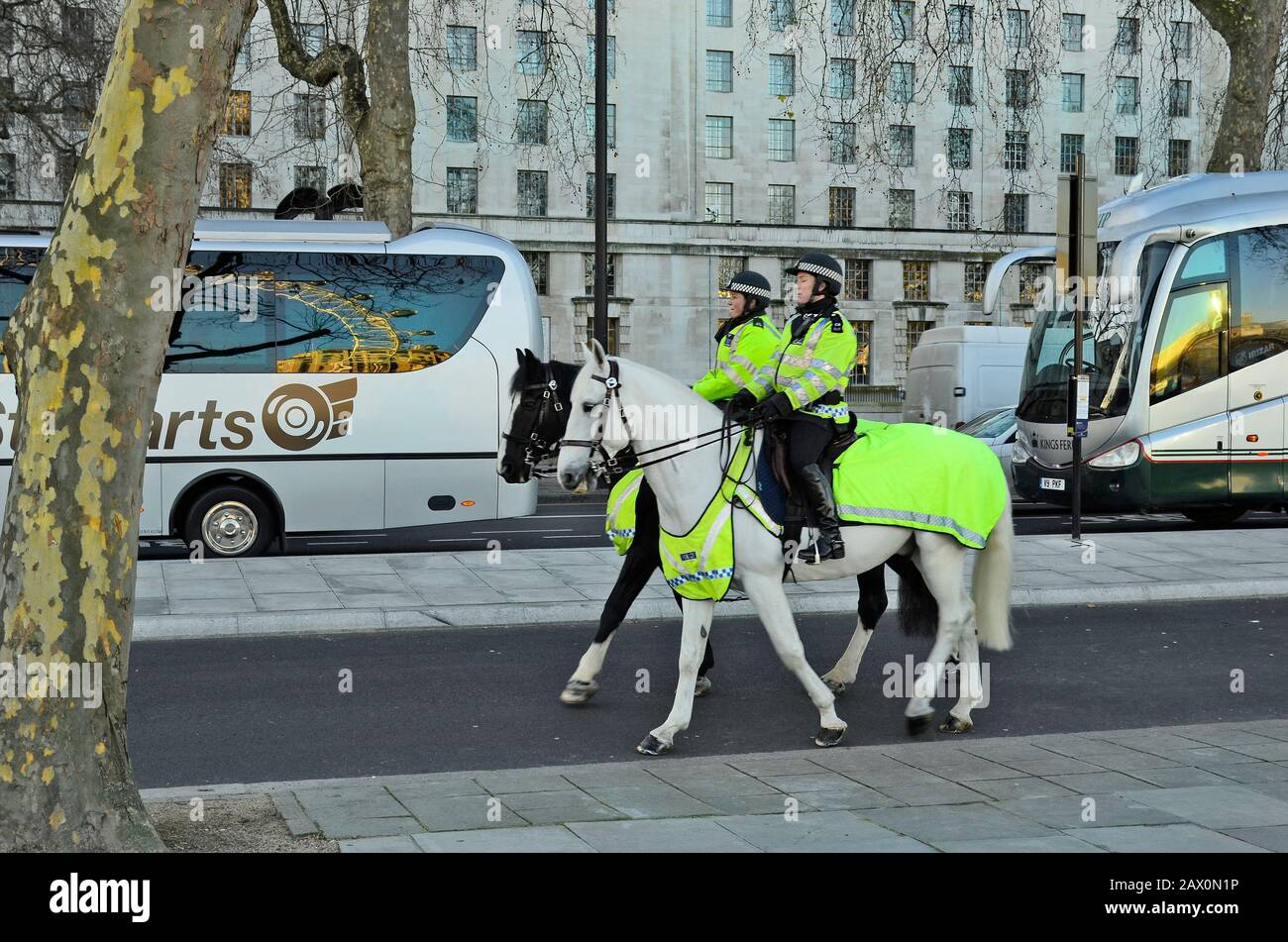London, Großbritannien - 15. Januar 2016: Unidentifizierte weibliche Polizei zu Pferd in den Straßen Londons Stockfoto