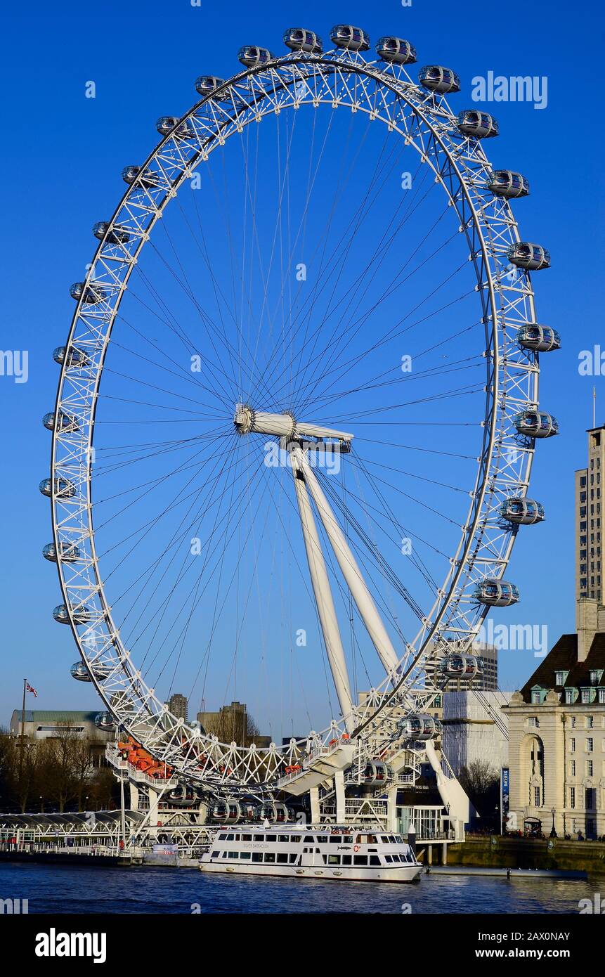 London, Großbritannien - 15. Januar 2016: Riesenrad namens London Eye auf der Themse Stockfoto