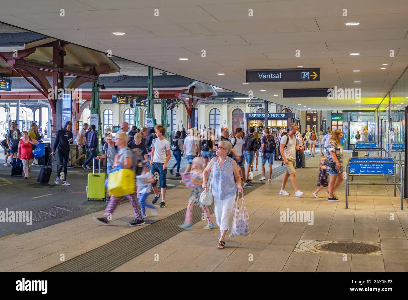 Bahnhof mit Menschen in Eile in der Hauptverkehrszeit Stockfoto