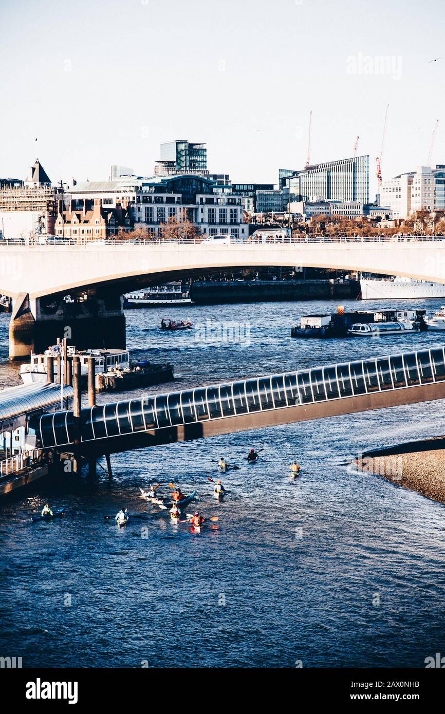 Kajakfahren auf der Themse, London Stockfoto