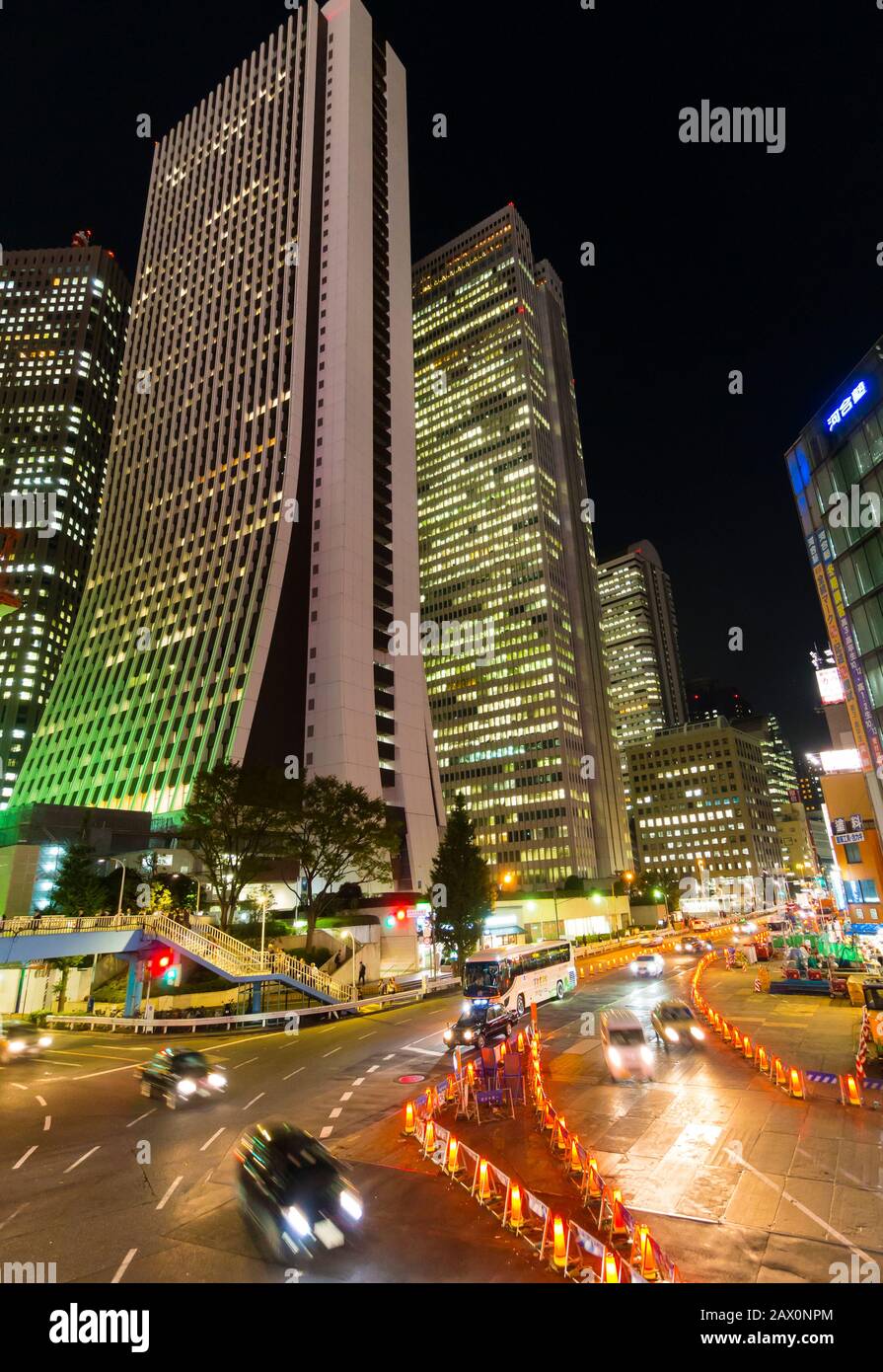 Tokio, Japan - 9. Oktober 2018: Autos fahren am Abend außerhalb des Tokioter Bahnhofs Shinjuku. Stockfoto