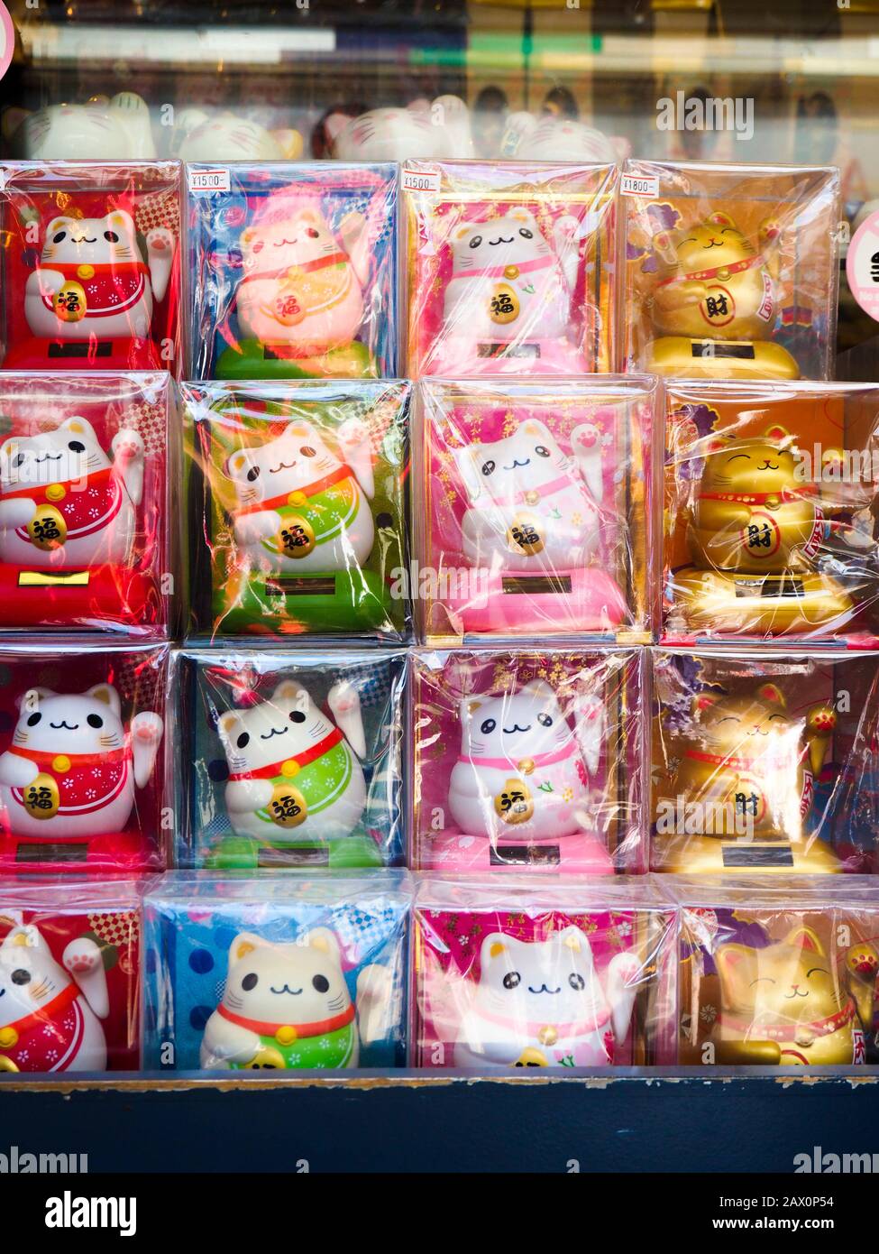 Tokio, Japan - 10. Oktober 2018: Kleine Manekineko-Souvenirs zum Verkauf an einem Verkaufsstand im Tokioter Asakusa-Tempelbezirk. Stockfoto