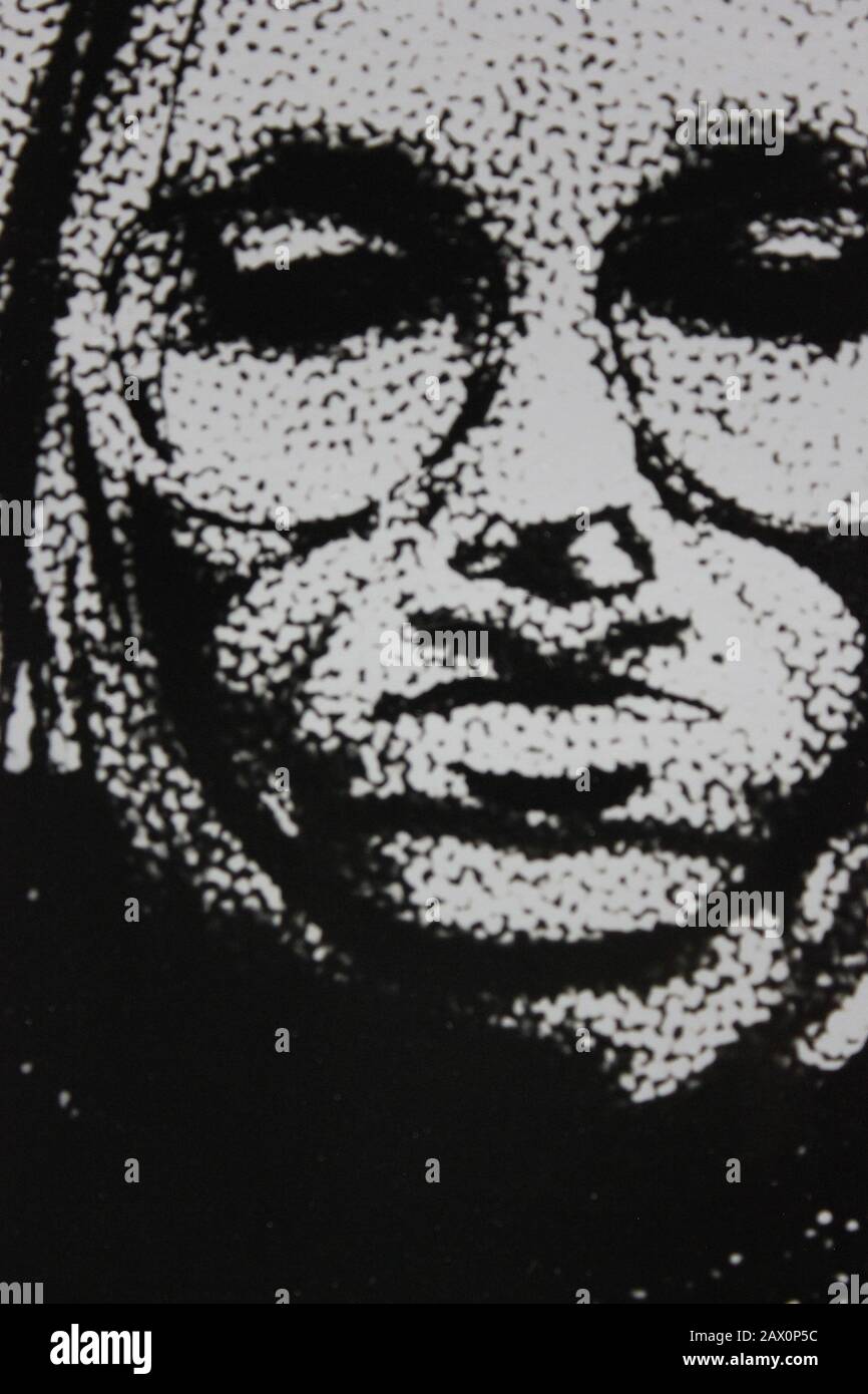 Feine Schwarzweißfotografie der 1970er Jahre mit extremer Fotografie eines kreativen Porträts des Gesichts einer Frau Stockfoto