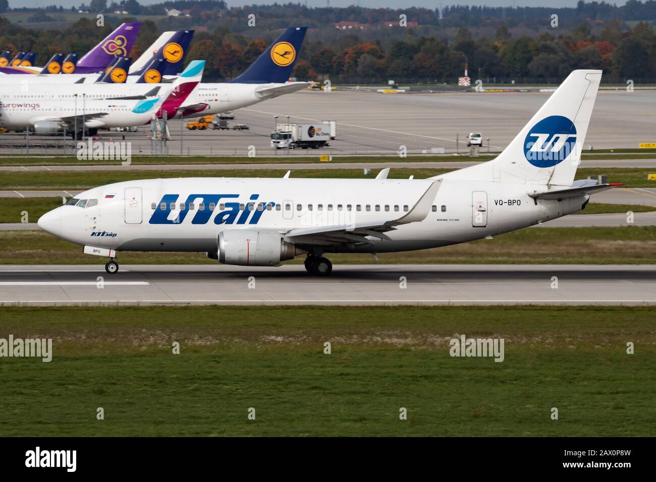 München/Deutschland - 4. Oktober 2017: UTair Boeing 737-500 VQ-BPO Passagierflugzeug Start und Start am Flughafen München Stockfoto