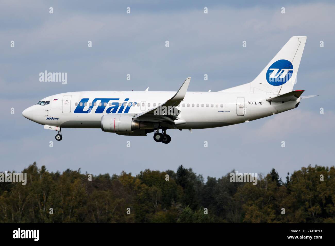 München/Deutschland - 10. Oktober 2017: UTair Boeing 737-500 VQ-BPO Passagierflugzeug an- und Landung am Flughafen München Stockfoto