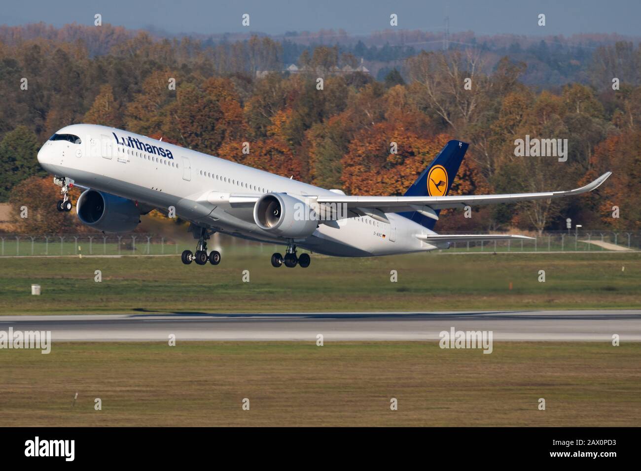 München / Deutschland - Oktober 18, 2017: Lufthansa Airbus A350-900 D-AIXC Passagierflugzeug Abflug am Flughafen München Stockfoto