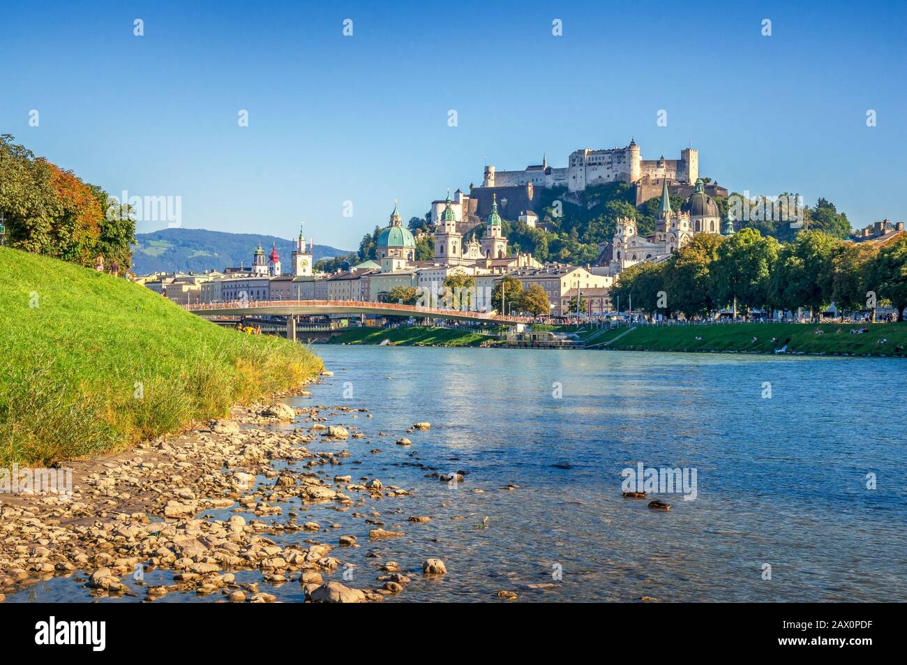 Klassischer Panoramablick auf die historische Stadt Salzburg mit