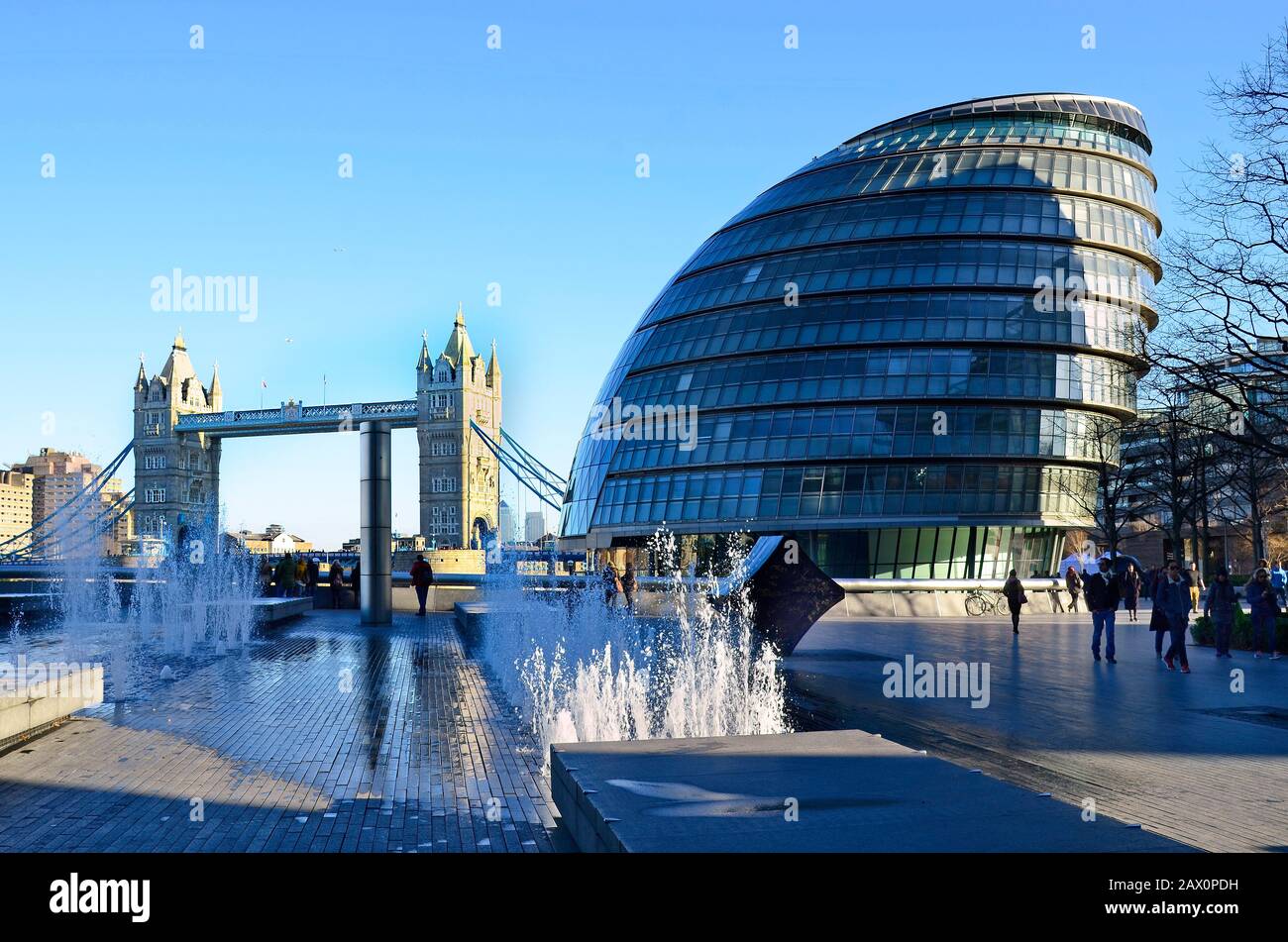 London, Großbritannien - 15. Januar 2016: Nicht identifizierte Menschen vor Rathaus und Tower Bridge Stockfoto