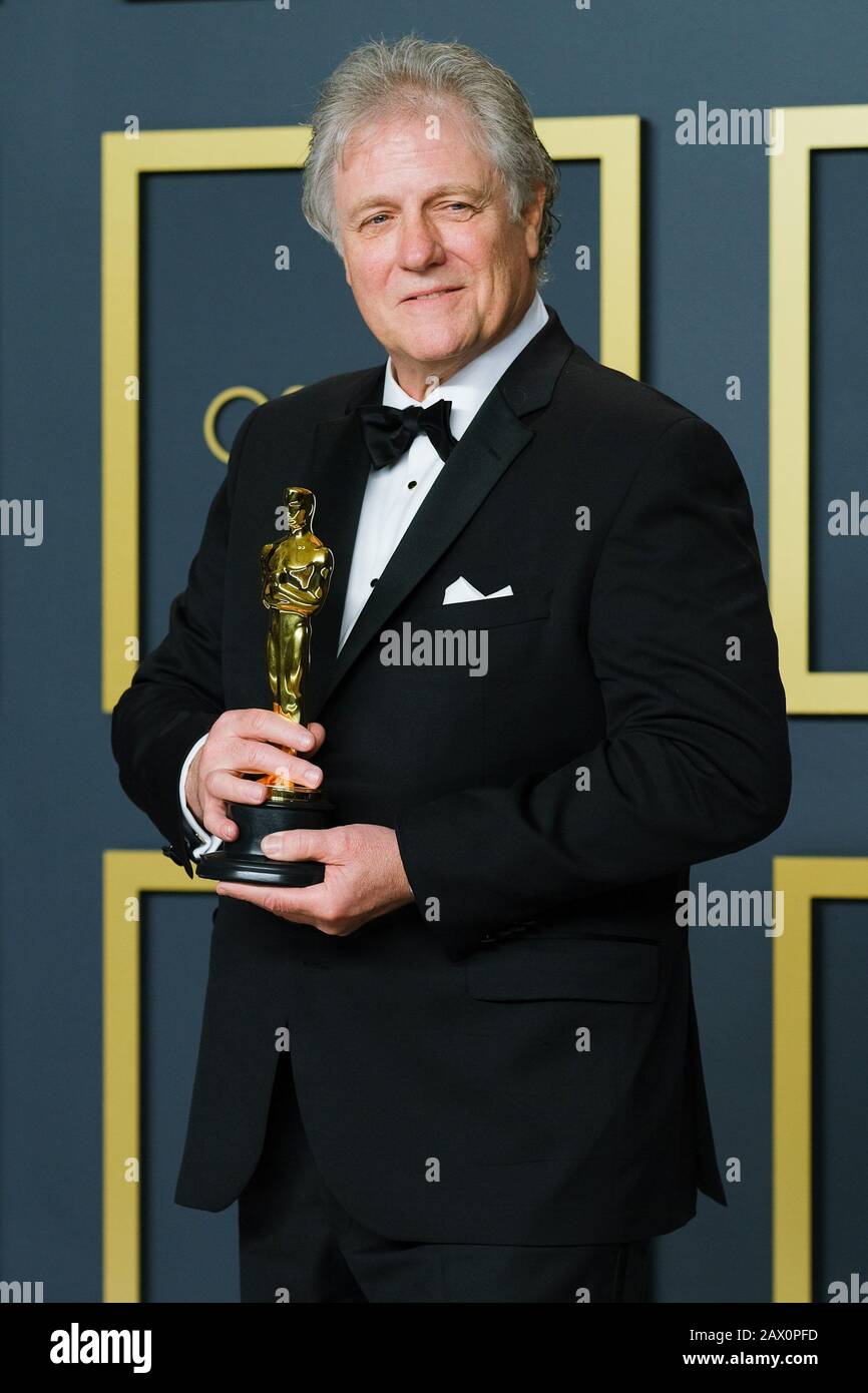 Hollywood, Kalifornien, USA. Februar 2020. Dolby Theatre im Hollywood & Highland Center, Hollywood, Großbritannien. Februar 2020. Donald Sylvester posiert mit dem Oscar für Tonbearbeitung im Film Ford V Ferrari während der 92. Oscarverleihung 2020 . Bild nach Gutschrift: Julie Edwards/Alamy Live News Stockfoto