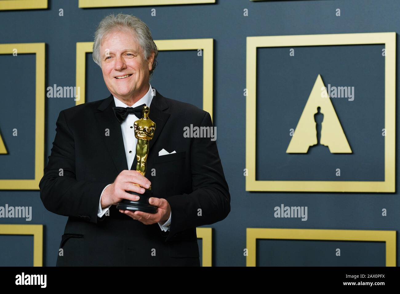 Hollywood, Kalifornien, USA. Februar 2020. Dolby Theatre im Hollywood & Highland Center, Hollywood, Großbritannien. Februar 2020. Donald Sylvester posiert mit dem Oscar für Tonbearbeitung im Film Ford V Ferrari während der 92. Oscarverleihung 2020 . Bild nach Gutschrift: Julie Edwards/Alamy Live News Stockfoto